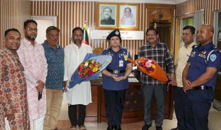 খাগড়াছড়ি জেলা প্রেস ক্লাবের নব নির্বাচিত কমিটিকে পুলিশ সুপারের ফুলেল শুভেচ্ছা