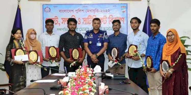নড়াইলে পুলিশের মেধাবী সন্তানরা পুরস্কৃত হলেন