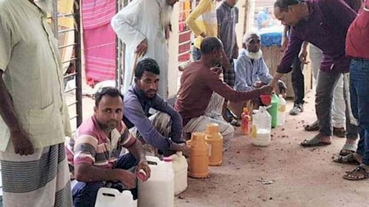 নওগাঁর ১১ টি উপজেলার হাটবাজারে বিক্রি হচ্ছে খাঁটি তরল দুধ