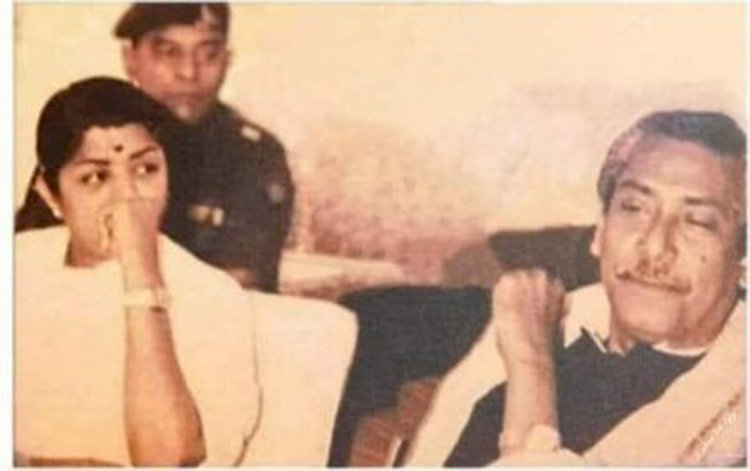 লতা মঙ্গেশকর অগ্নিঝরা ১৯৭১ সালে এক লক্ষ রুপি শরণার্থীর ফান্ডে জমা দিয়েছেন