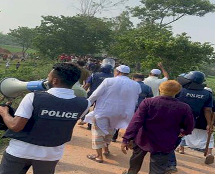 নরসিংদীতে মৌচাকের মধু সংগ্রহ কেন্দ্র করে তৃমুখী সংঘর্ষে অগ্নিসংযোগ ভাঙচুর লুটপাট