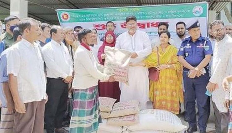 নওগাঁ কৃষি প্রণোদনা কর্মসূচি আওতায় ক্ষুদ্র ও প্রান্তিক কৃষকের মাঝে সার ও বীজ বিতরণ