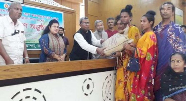 নওগাঁয় হিজড়া ও তৃতীয় লিঙ্গের মাঝে শুকনো খাবার বিতরণী অনুষ্ঠান অনুষ্ঠিত