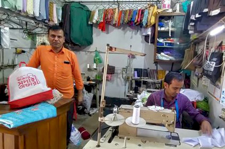 নওগাঁসহ বিভিন্ন উপজেলায় ঈদকে সামনে রেখে কাপড় সেলাইয়ে ব্যস্ত সময় পার করছে দর্জিরা