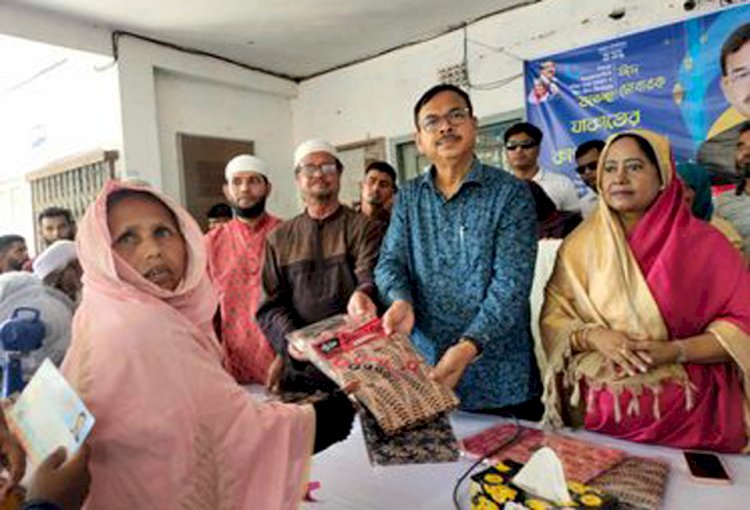 শিবপুরে ঈদুল ফিতর উপলক্ষে আলহাজ্ব সিরাজুল ইসলাম মোল্লা এম পির যাকাতের কাপড় বিতরণ