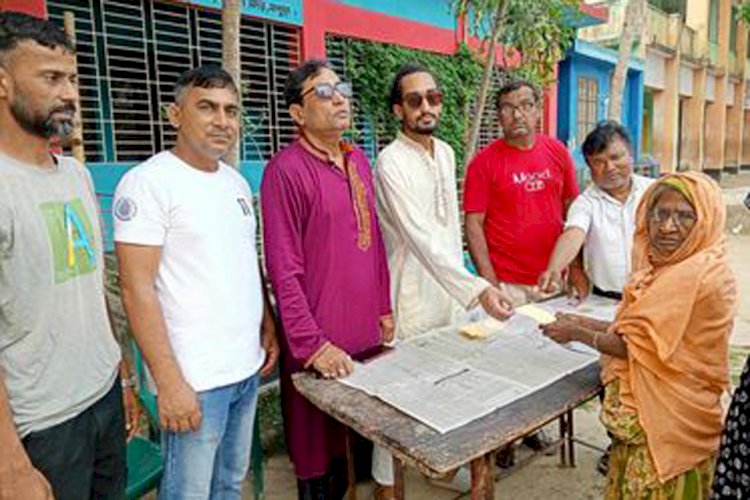 সুজন বগুড়া জেলা কমিটির সাধারণ সম্পাদক তুহিনের নিজস্ব উদ্যোগে গরিব ও অসহায় মানুষের মাঝে নগদ অর্থ  বিতরণ