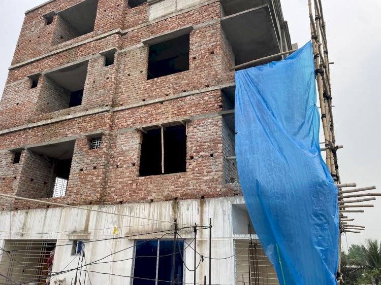 নরসিংদীর মনোহরদীতে সেফটি ছাড়াই চলছে ভবন নির্মাণের কাজ