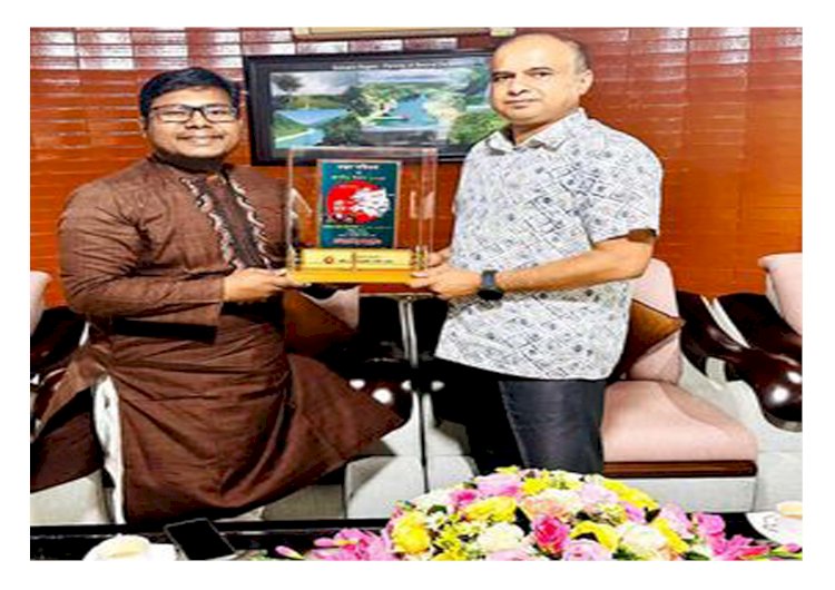 গুইমারায় রিজিয়ন কমান্ডারের হাতে সম্মাননা স্মারক তোলে দিলেন উপজেলা নির্বাহী অফিসার