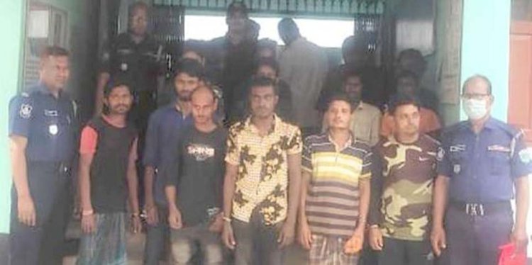 নওগাঁর মহাদেবপুরের কুড়াল গ্রামে পুলিশের উপর  হামলা, আটজন আটক