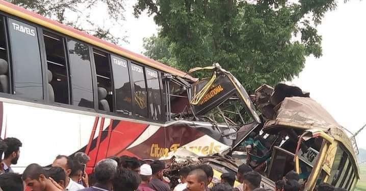 নড়াইলে দুই বাসের মুখোমুখি সংঘর্ষে চালক নিহত, আহত ১৫