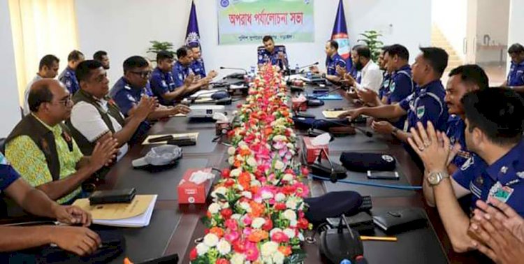 নড়াইল জেলা পুলিশের অপরাধ পর্যালোচনা সভায় সভাপতিত্ব করেন এসপি মেহেদী হাসান