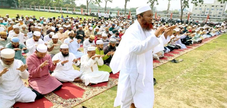 পাবনায় বৃষ্টির জন্য ইসতিসকার নামাজ আদায়
