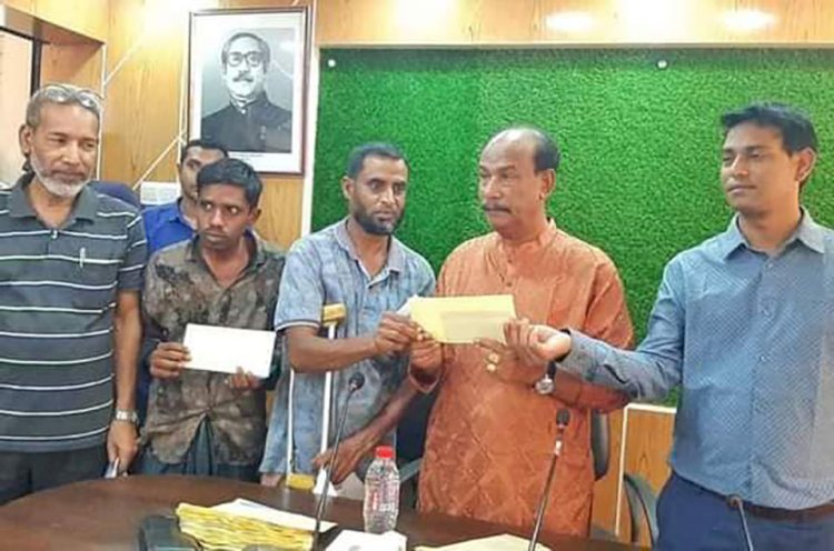 গোবিন্দগঞ্জে মাননীয় সংসদ সদস্যের ঐচ্ছিক তহবিল থেকে অসহায় ও দুস্থদের মাঝে নগদ অর্থ বিতরণ