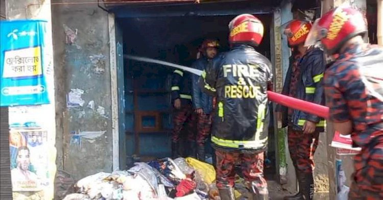 নওগাঁর নোচনাহার বাজারে স্টেশনারি ও কাপড়ের ৩ টি দোকান আগুনে পুড়ে  ভূষ্মিভত