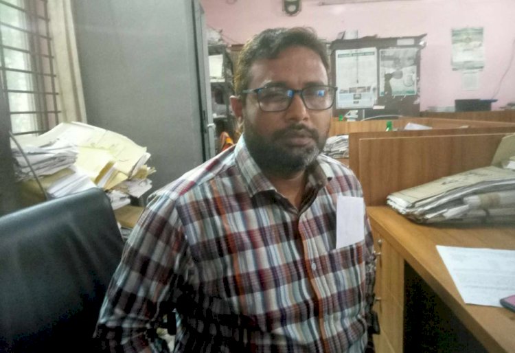 ডিলার-খাদ্য কর্মকর্তার বিরোধে চাল পাচ্ছে না ৫শত ওএমএস কার্ডধারী  রাজবাড়ীতে খাদ্য ও গুদাম কর্মকর্তার ঘুষ  দাবীর অভিযোগের তদন্ত শুরু