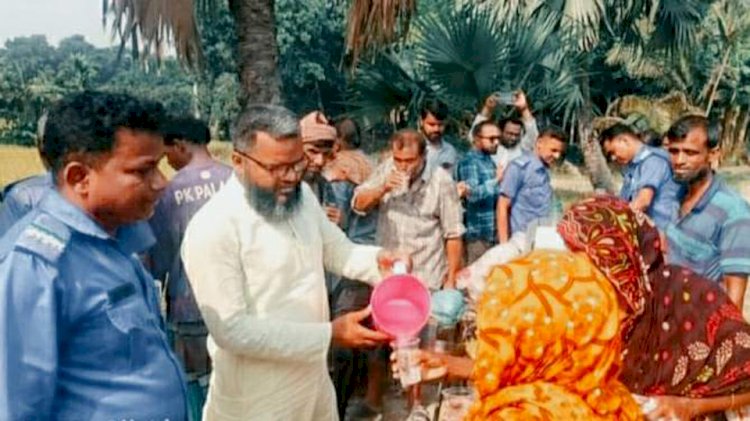 কেশবপুরে তীব্র গরমে কৃষকদের হাতে পানি, স্যালাইন  ও চিড়া-গুড় পৌঁছে দিলেন চেয়ারম্যান তৌহিদ