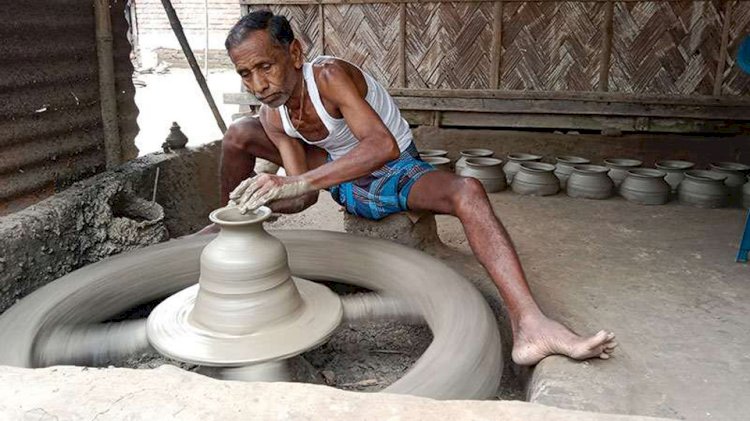 নড়াইলে প্রতিযোগিতায় টিকতে না পেরে অস্তিত্ব সংকটে পড়েছে মৃৎশিল্প