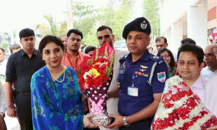 নড়াইলে নাহিদ ইজাহার খান প্রতিমন্ত্রীকে ফুলেল শুভেচ্ছা জানান এসপি মেহেদী হাসান