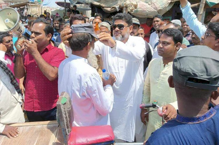 নওগাঁয়  তীব্র গরমে পথচারীদের মাঝে ক্যাপ,পানি ও খাবার স্যালাইন বিতরন করেন সুমন এমপি