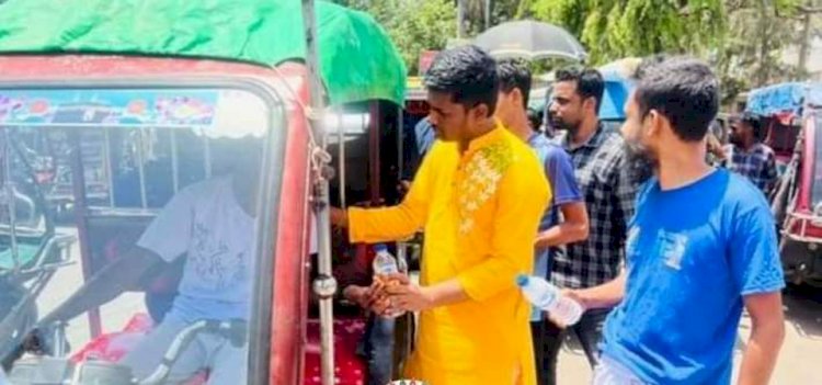 নওগাঁ যুবলীগের সাধারণ সম্পাদক বিমান চন্দ্র রায় পথচারীদের মাঝে পানি ও স্যালাইন বিতরণ করেন