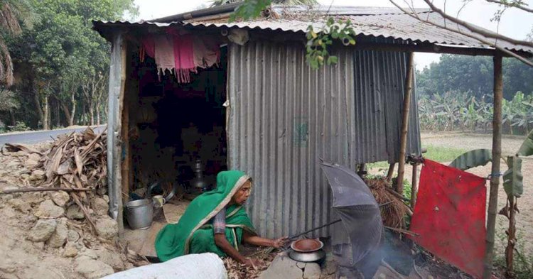 নওগাঁ দীর্ঘ ১০ বছর ধরে রাস্তার পাশে বৃদ্ধ মা অতঃপর খোঁজ  রাখে না ছেলে