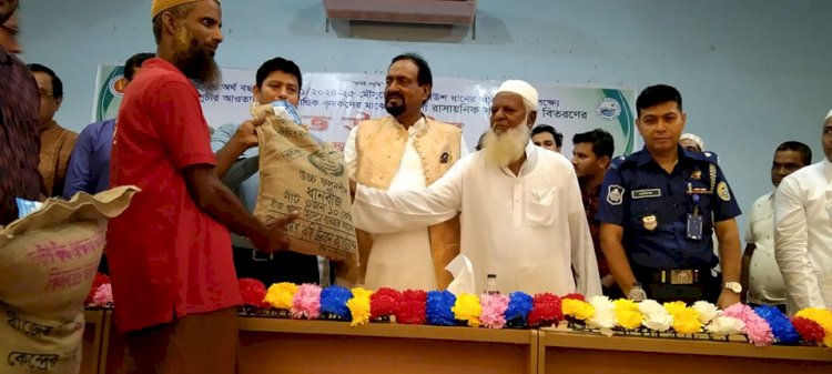 মির্জাগঞ্জে আউশধানের আবাদ বৃদ্ধির লক্ষ্যে বিনামূল্যে সার ও বীজ বিতরণ।