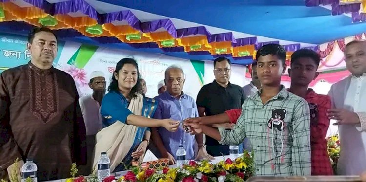 মনোহরদীতে পিতা-মাতাহীন দরিদ্র শিশুদের জন্য নির্মিত ঘরের চাবি হস্তান্তর