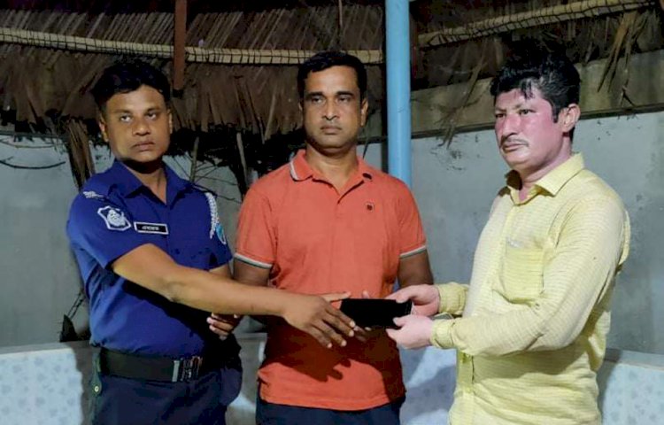 বটিয়াঘাটা থানা অজ্ঞান পার্টির চুরি করা মোবাইল ফোন উদ্ধার করে মালিকে হস্তান্তর ।