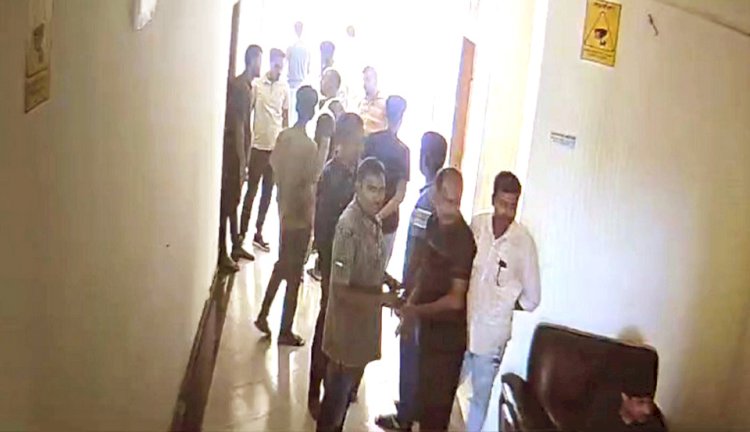 পাবনায় অফিসে ঢুকে গণপূর্তের নির্বাহী প্রকৌশলীকে হত্যার হুমকি, ঠিকাদারসহ গ্রেফতার ২