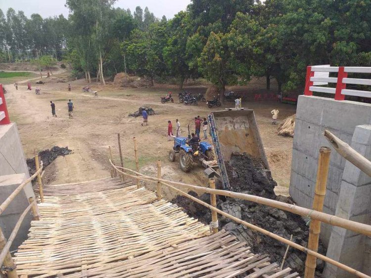 নওগাঁর মান্দায় দীর্ঘ  ৫ বছর পর জোতবাজার খেয়াঘাট সেতুর সংযোগ সড়কের কাজ উদ্বোধন করেন গামা এমপি