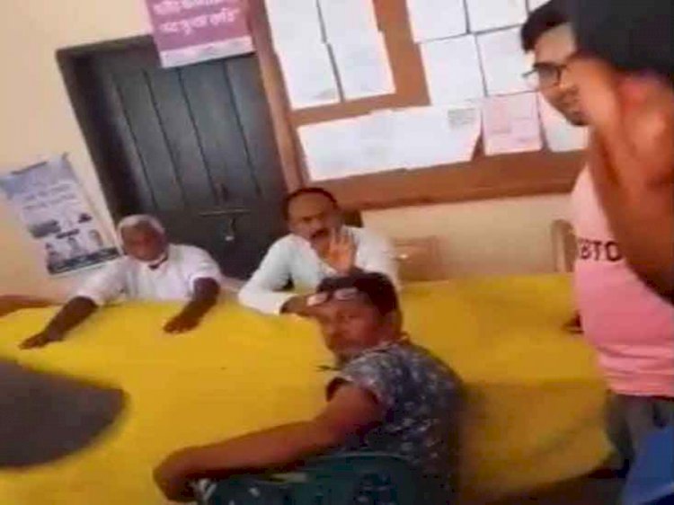 নওগাঁ খাসপুকুরে মাছ ধরার অপরাধে উজ্জ্বল নামে এক জন যুবক কে মারধরের অভিযোগ ইউপির চেয়ারম্যান ও মেম্বারের বিরুদ্ধে