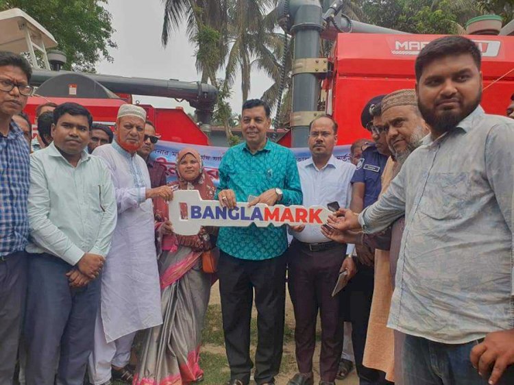 ৪৮ নওগাঁ ৩ আসনের সাংসদ সদস্য সৌরেন্দ্রনাথ চক্রবতী কৃষকের মাঝে দুটি কম্বাইন হারভেস্টার মেশিন  বিতরণ অনুষ্ঠান অনুষ্ঠিত