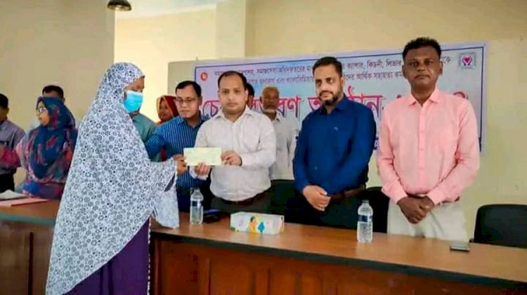 চিরিরবন্দরে বিভিন্ন জটিল রোগে আক্রান্তদের মাঝে ৫১ লক্ষ টাকার চেক বিতরণ!