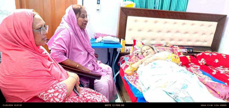 বগুড়ায় শামসুন্নাহার বানুর শয্যা পাশে অধ্যাপিকা ডক্টর হোসনে আরা বেগম
