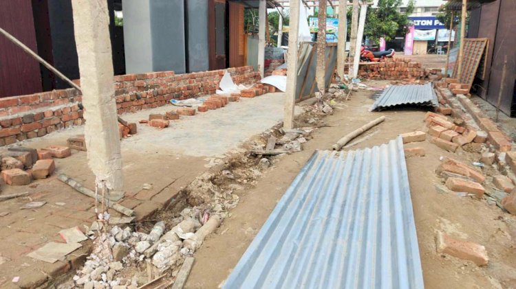নওগাঁয় ভাড়াটিয়া লোকজন দিয়ে দোকানঘর ভাঙচুর করে রাস্তা নির্মাণের অভিযোগ