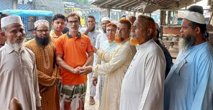 নওগাঁ আগুনে ক্ষতিগ্রস্থ্য ৪ দোকানীকে আর্থিক সহায়তা প্রদান