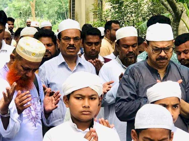 পিতা মাতার কবর জিয়ারত করলেন আলহাজ্ব সিরাজুল ইসলাম মোল্লা এমপি