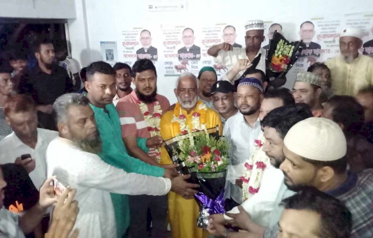 বুড়িচংয়ে পুনরায়  চেয়ারম্যান নির্বাচিত হওয়ায় বীর মুক্তিযোদ্ধা আখলাক হায়দারকে ফুলের শুভেচ্ছা এবং  মিষ্টি বিতরণ