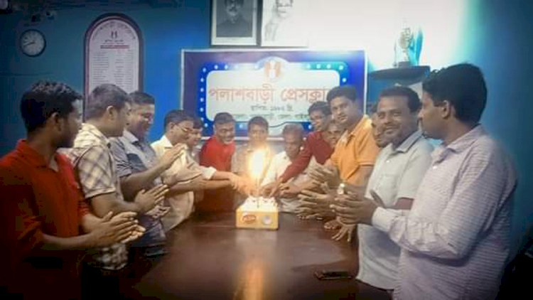 পলাশবাড়ীতে সাংবাদিক সিরাজুল ইসলাম রতন এর জন্মদিন পালন