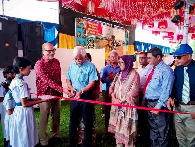 দিনাজপুরজেলা চিরির বন্দর উপজেলা  আমেনা বাকীতে বিজ্ঞান মেলায় উপস্থিত ছিলেন বিজ্ঞান মনস্ক একাধিক গ্রন্থের রচয়িতা, পদার্থবিদ, অধ্যাপক ডঃ জাফর ইকবাল।