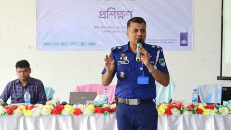 নড়াইল জেলা পুলিশে প্রশিক্ষণ কর্মশালা অনুষ্ঠিত বক্তব্য রাখছেন এসপি মেহেদী হাসান