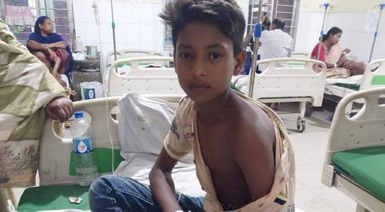 নওগাঁয় শিক্ষকের বেত্রাঘাতে ৮ম শ্রেনীর ছাত্র রাজ মন্ডল অসুস্থ হয়ে  হাসপাতালে