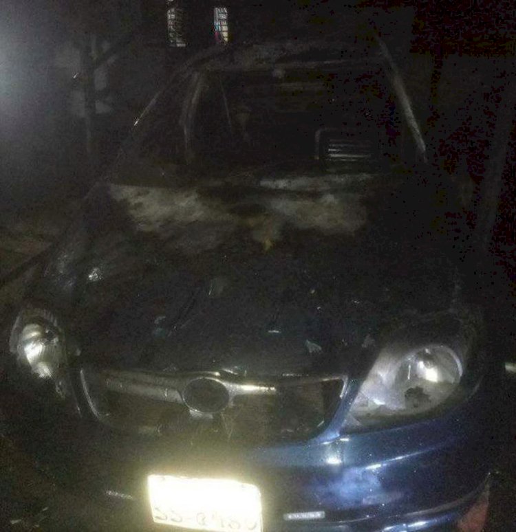 নড়াইলে প্রাইভেটকারে অগ্নিসংযোগ, বৃদ্ধ শিশু-নারীকে মারপিটসহ স্বর্ণালংকার লুটপাটের অভিযোগ। পুলিশের ঘটনাস্থল পরিদর্শন