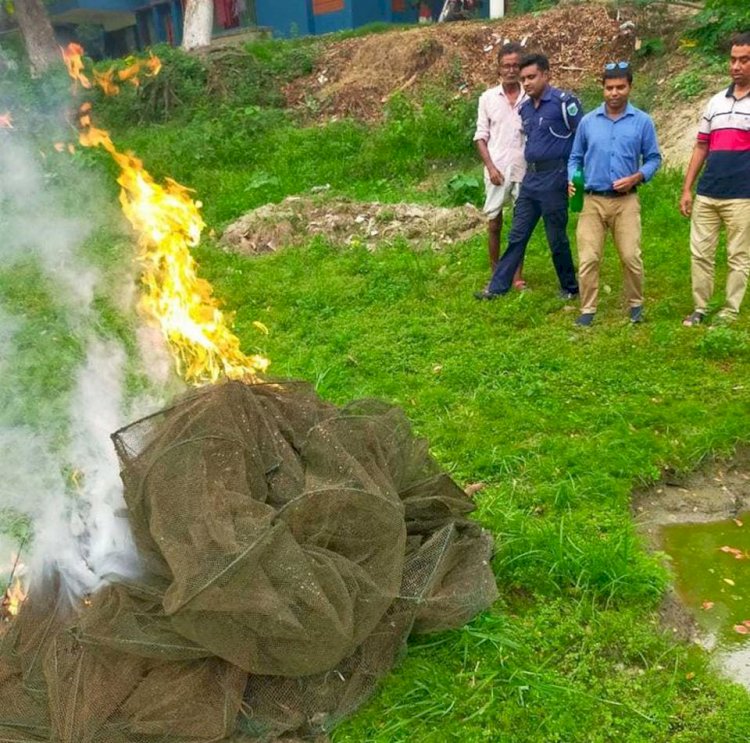 নওগাঁয় মৎস অফিসারের অভিযানে চাইনা হাজারদুয়ারি জাল জব্দ অতঃপর আগুনে পুড়ে ছাই