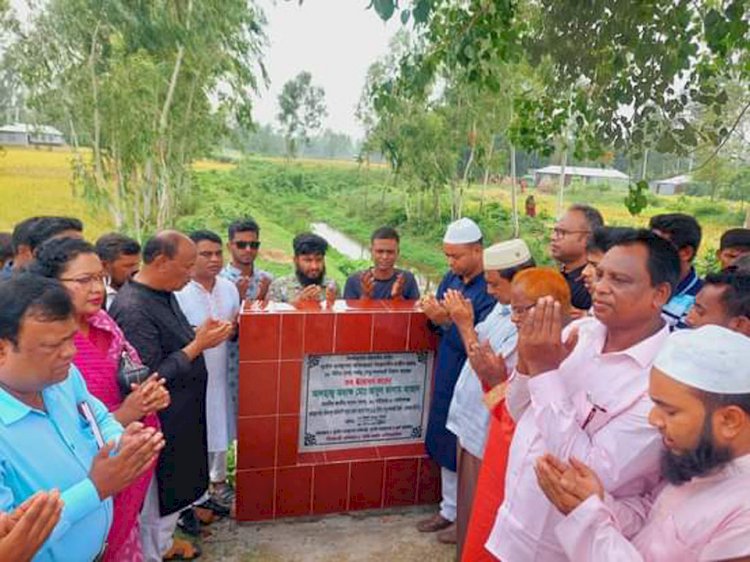 গোবিন্দগঞ্জে রাস্তা কালভার্ট সেতুর কাজের উদ্বোধন করলেন (অধ্যক্ষ আবুল কালাম আজাদ এমপি)