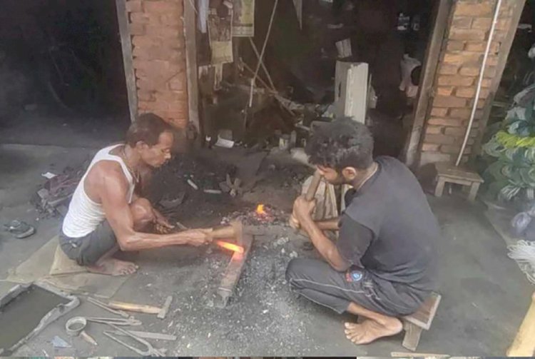 নওগাঁয়  ঈদকে সামনে রেখে ব্যস্ত সময় পার করছেন  কামার শিল্পীরা