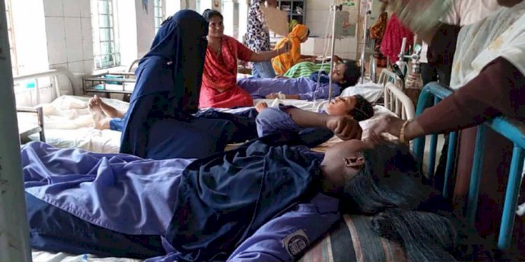 নওগাঁয় তীব্র তাপদাহে ৪ জন  শিক্ষার্থী অসুস্থ হয়ে হাসপাতালে   ভর্তি