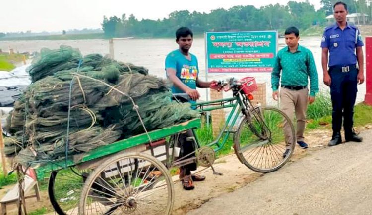 নওগাঁয় দুই হাজার মিটার নিষিদ্ধ চাইনা হাজার দুয়ারী রিং জাল জব্দ করে ধ্বংস