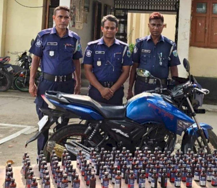 নওগাঁ ১৪৪ বোতল ফেনসিডিল ও মোটরসাইকেল জব্দ, ড্রাইভার পলাতক।