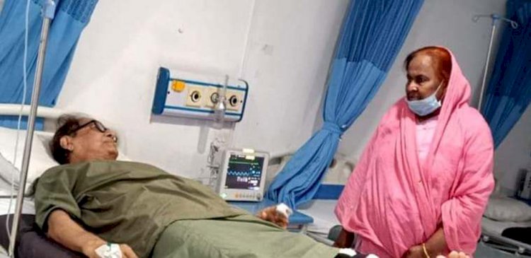 ডক্টর আমিনুল ইসলামের শয্যা পাশে অধ্যাপিকা ডক্টর হোসনে আরা বেগম